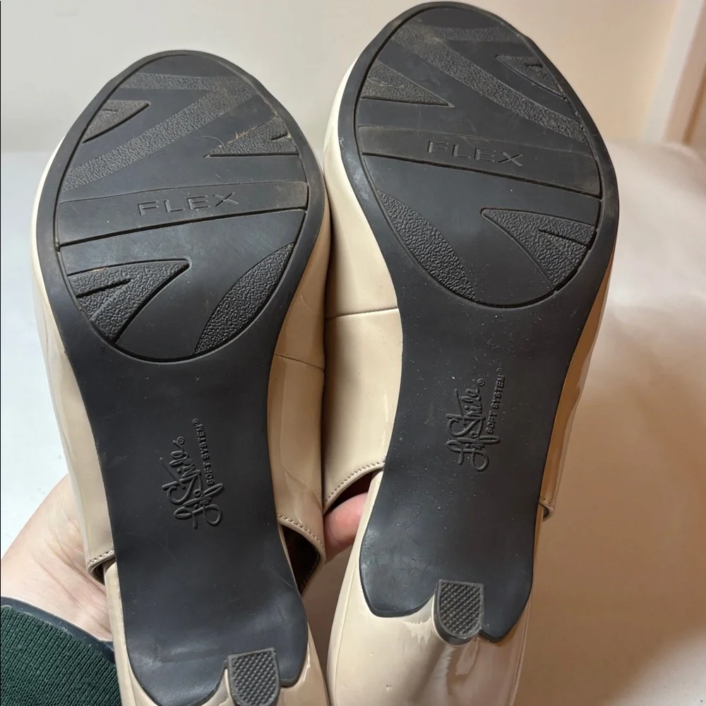 Life Stride Tan Manmade Faux Patent Heels Size 10